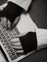 Seamless Basic Mano | Merinowolle Wrist warmer Black